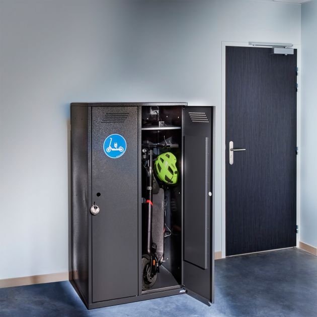 Casier pour trottinette électrique avec recharge ouvert en situation