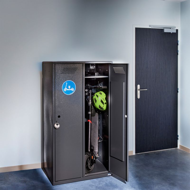Casier pour trottinette électrique avec recharge ouvert en situation