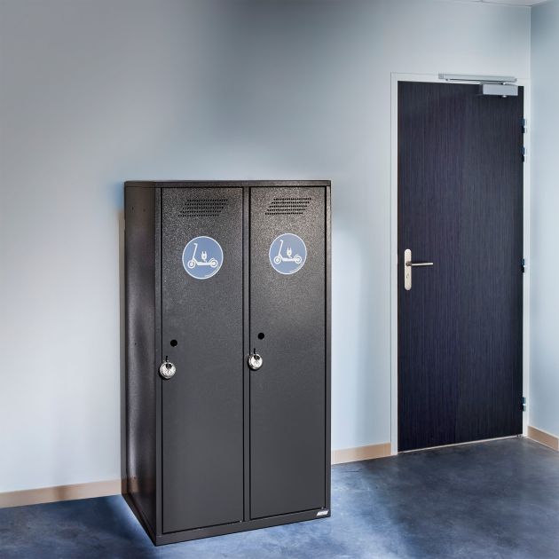 Casier pour trottinette électrique avec recharge en situation fermé