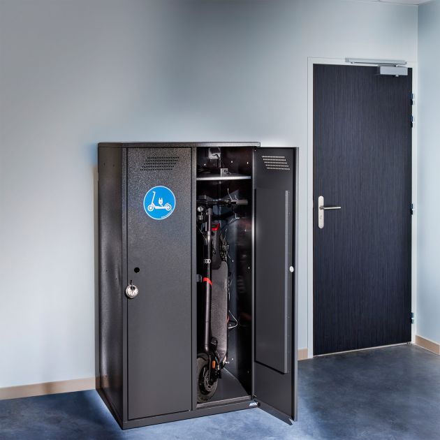 Casier pour trottinette électrique avec recharge en situation porte ouverte