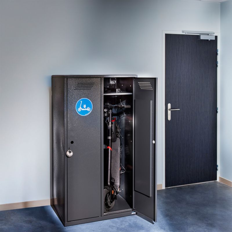 Casier pour trottinette électrique avec recharge en situation porte ouverte