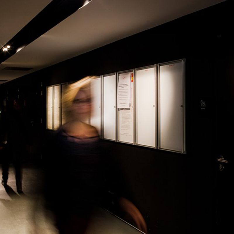 Vitrine d'affichage intérieur extra plate à porte battante plexiglas liège ambiance