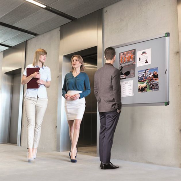 Vitrine d'affichage intérieur Leaf à porte battante en verre en acier ambiance