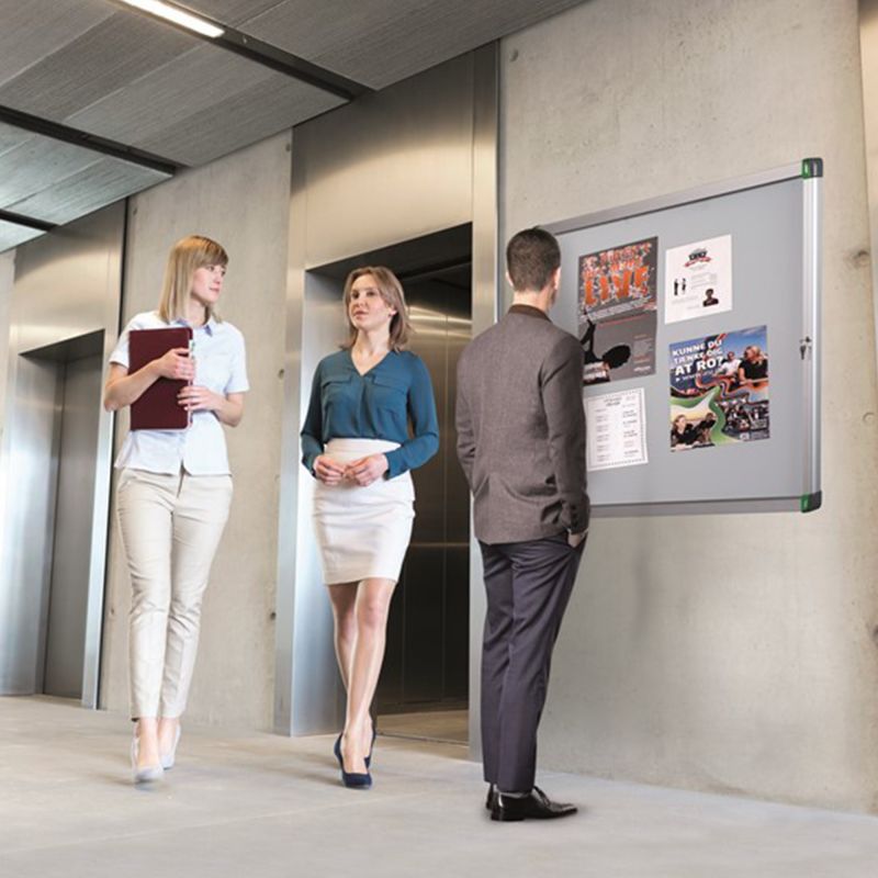 Vitrine d'affichage intérieur Leaf à porte battante en verre en acier ambiance