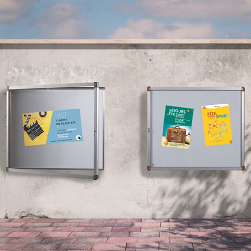 Vitrine d'affichage extérieur Leaf à porte battante en verre ambiance