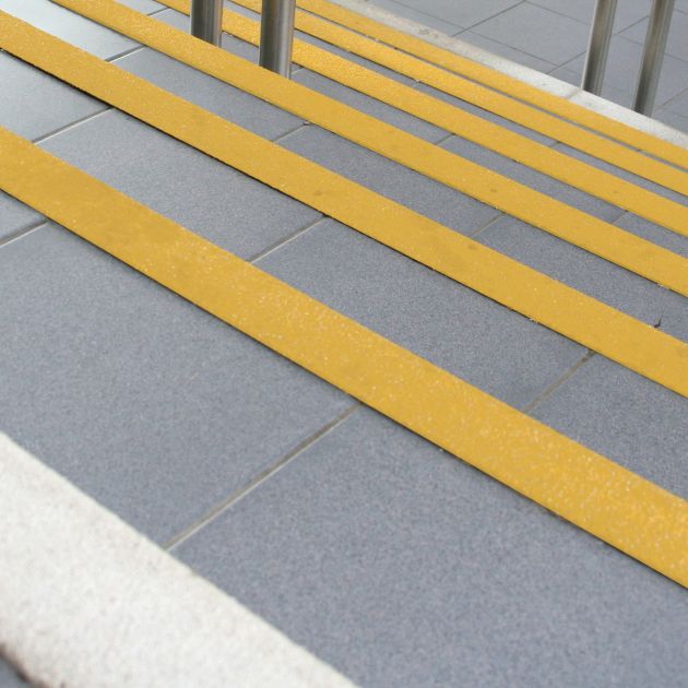 Nez de marche antidérapant pour escalier 55 x 55 mm zoom