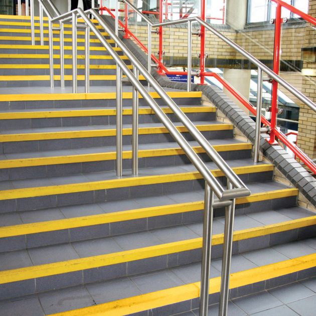 Nez de marche antidérapant pour escalier 55 x 55 mm en situation