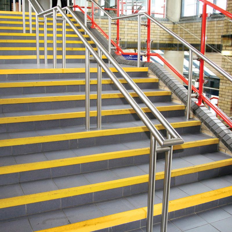 Nez de marche antidérapant pour escalier 55 x 55 mm en situation