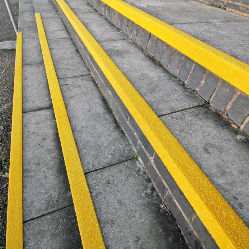 Nez de marche antidérapant pour escalier 55 x 55 mm ambiance