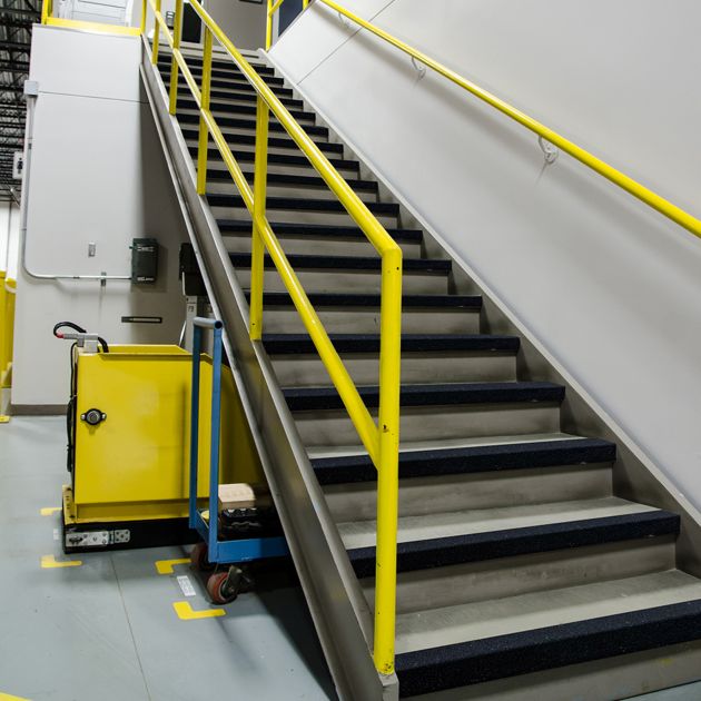 Nez de marche antidérapant pour escalier 55 x 55 mm ambiance noir