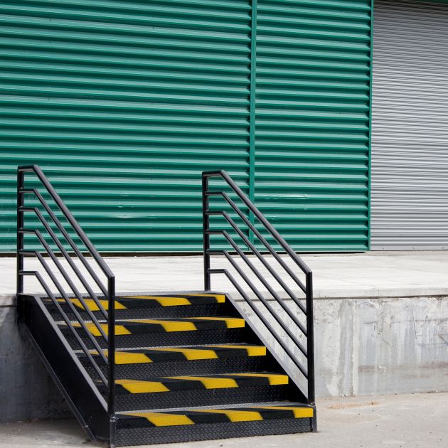 Nez de marche antidérapant pour escalier 55 x 55 mm ambiance jaune et noir 