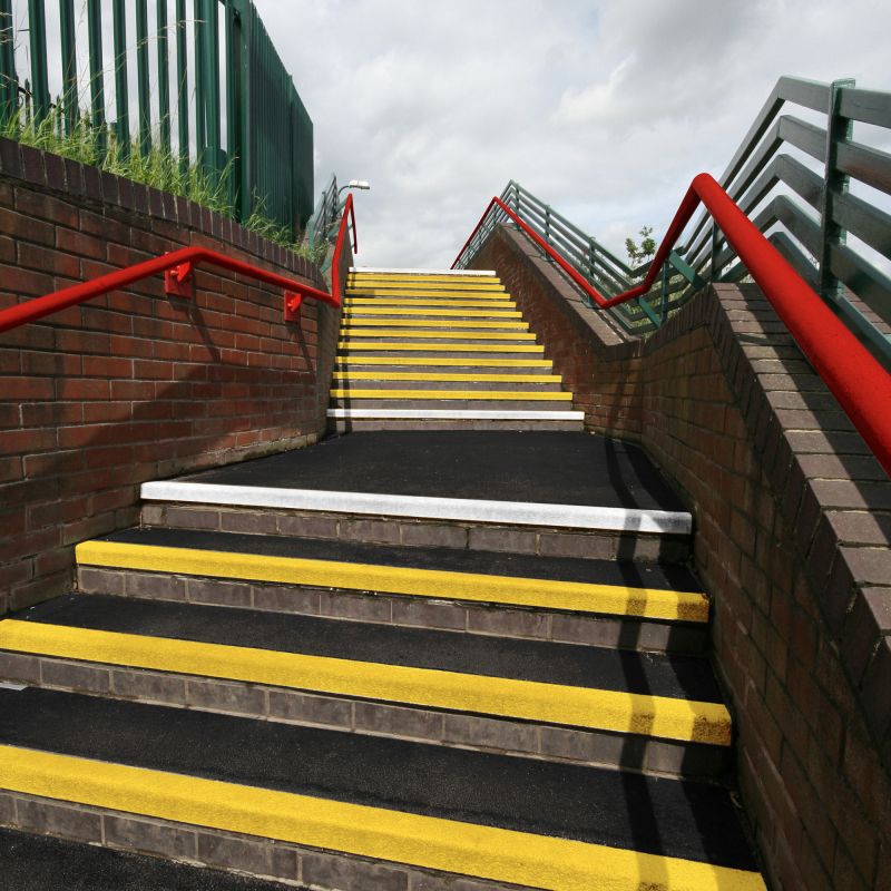 Nez de marche avec plaque recouvrant l'escalier 345 x 55 mm en situation