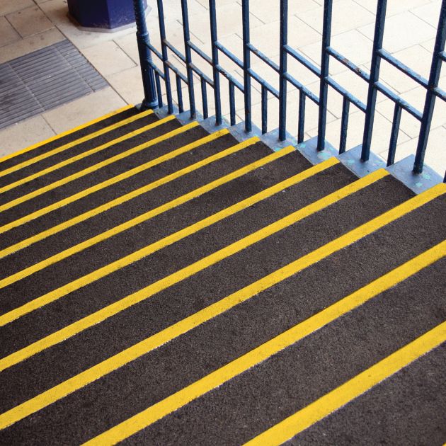 Nez de marche avec plaque recouvrant l'escalier 345 x 55 mm ambiance