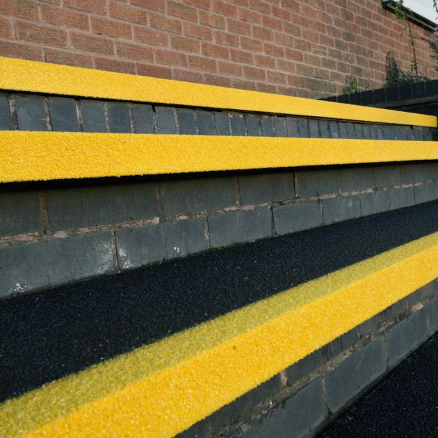 Nez de marche avec plaque recouvrant l'escalier 345 x 55 mm vue de profil