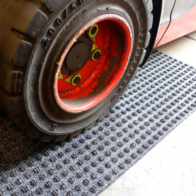 Tapis facilitant les déplacements de chariots élévateurs 10 mm zoom matière