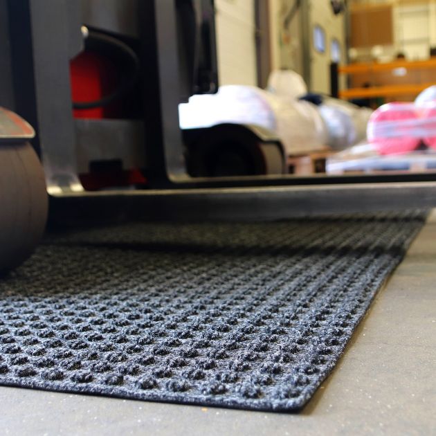 Tapis facilitant les déplacements de chariots élévateurs 10 mm zoom matière 3