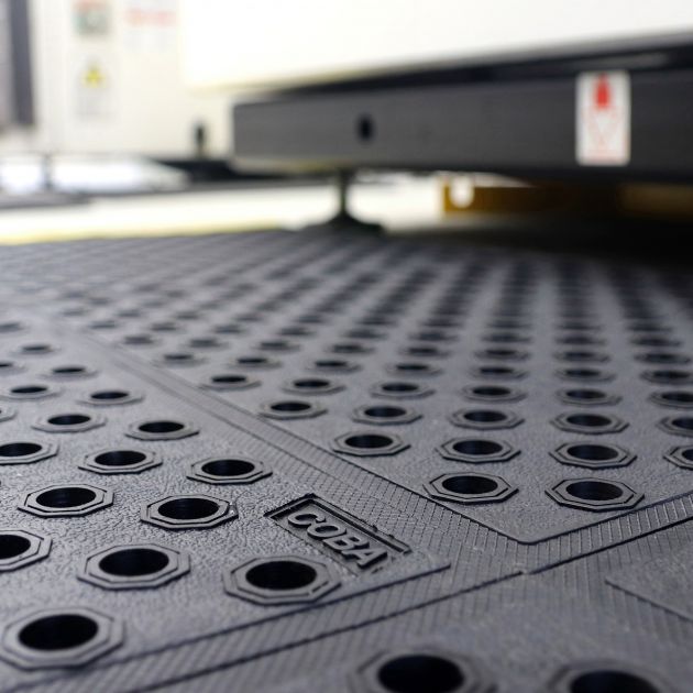 Dalle anti-fatigue perforée 0,5 m épaisseur 24 mm ambiance