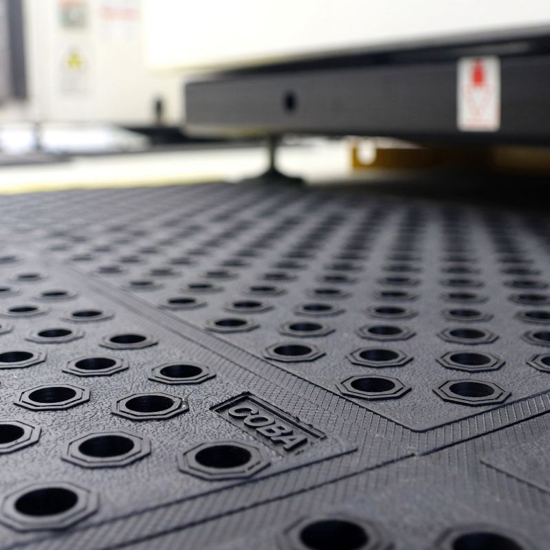 Dalle anti-fatigue perforée 0,5 m épaisseur 24 mm ambiance