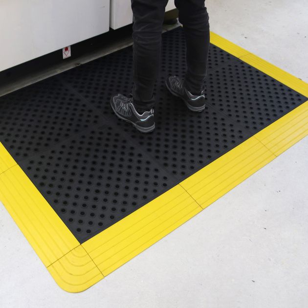 Bord pour dalle anti-fatigue 0,5 m épaisseur 24 mm angle zoom jaune