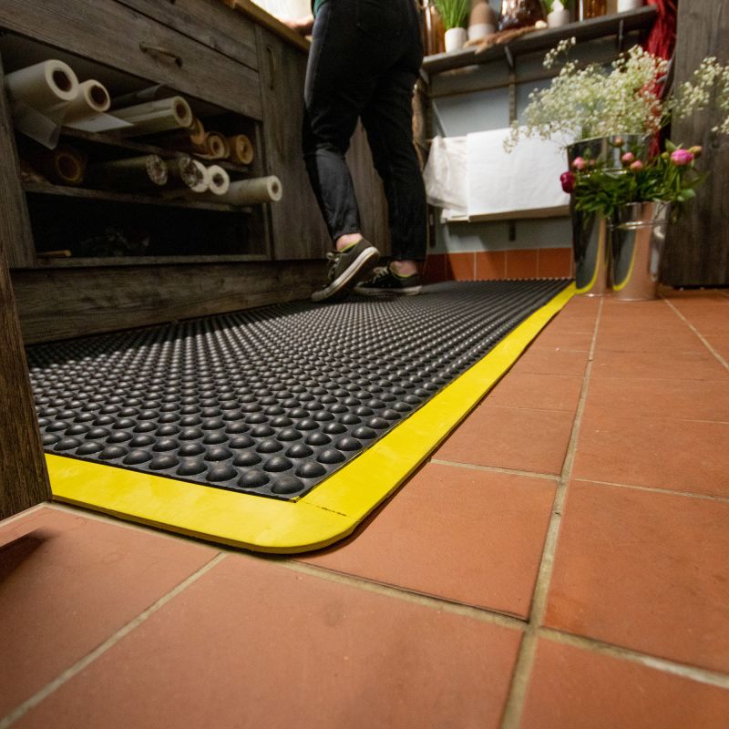 Dalle à bord jaune emboitable zoom coin