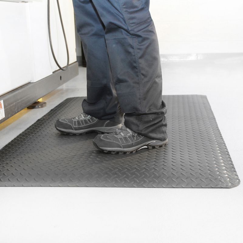 Tapis deckplate 15 mm sur mesure noir pieds