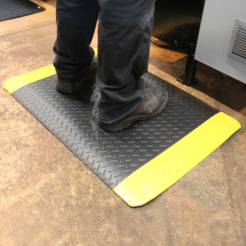 Tapis deckplate 15 mm sur mesure noir/jaune pieds