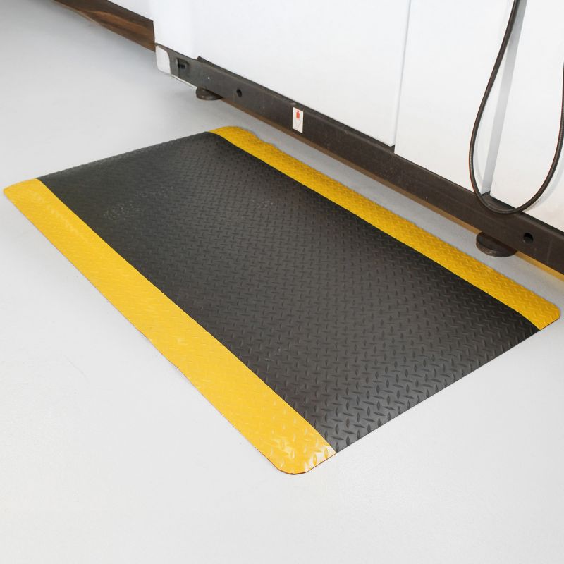 Tapis deckplate 15 mm sur mesure jaune/noir sol