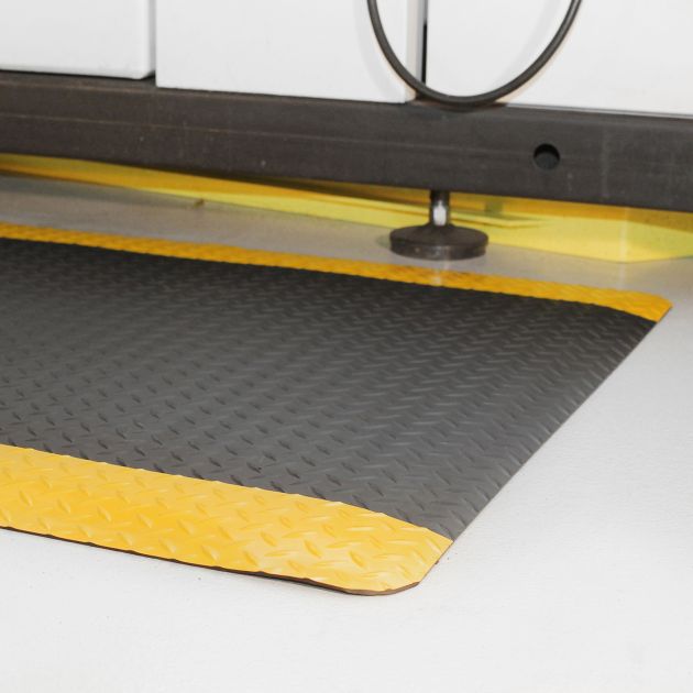 Tapis deckplate 15 mm sur mesure jaune noir ambiance