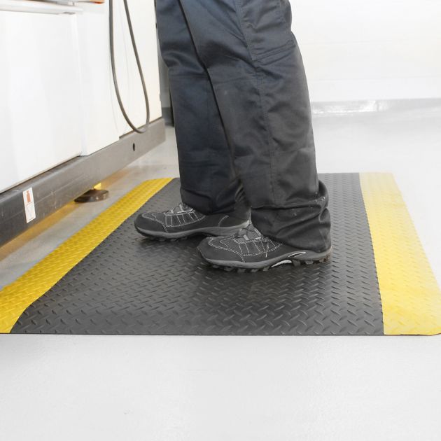 Tapis deckplate 15 mm sur mesure noir jaune chaussures
