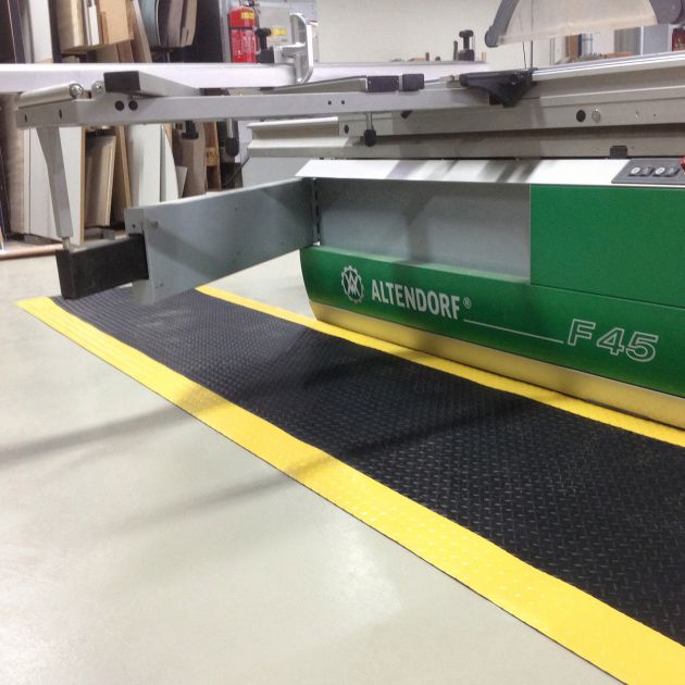Tapis deckplate 15 mm sur mesure jaune noir entrepot logistique