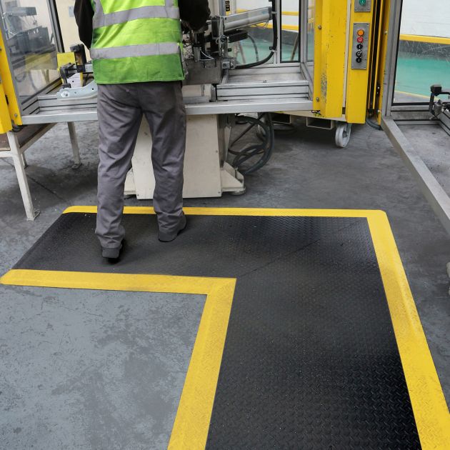 Tapis deckplate 15 mm sur mesure jaune noir linéaire angle
