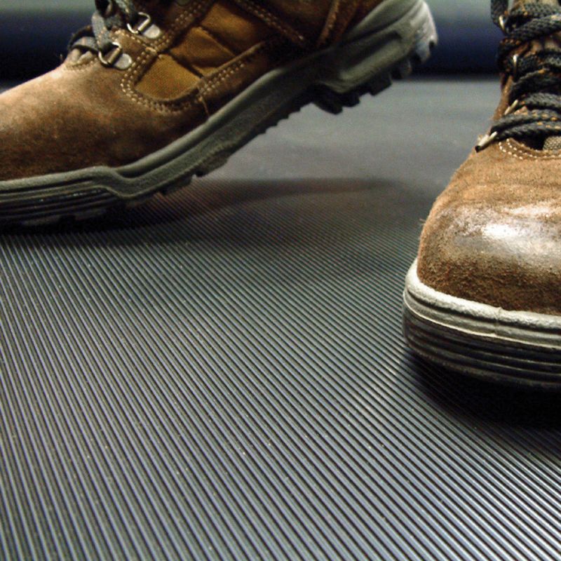 Tapis caoutchouc strié noir rouleau sur mesure sol