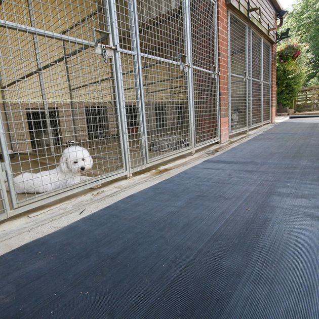 Tapis caoutchouc strié noir rouleau sur mesure exterieur