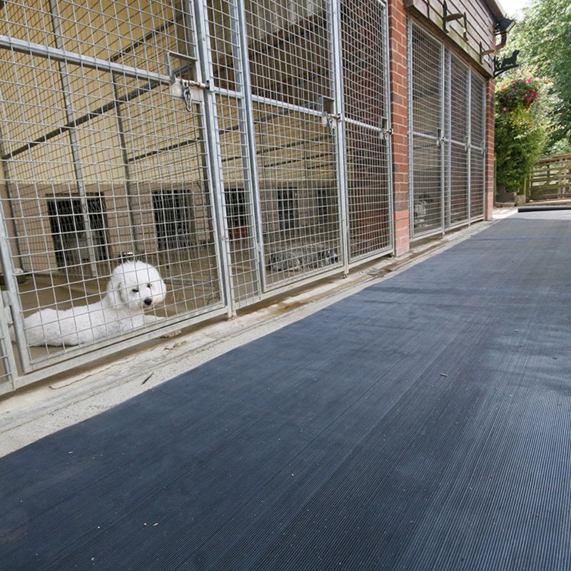 Tapis caoutchouc strié noir rouleau sur mesure exterieur