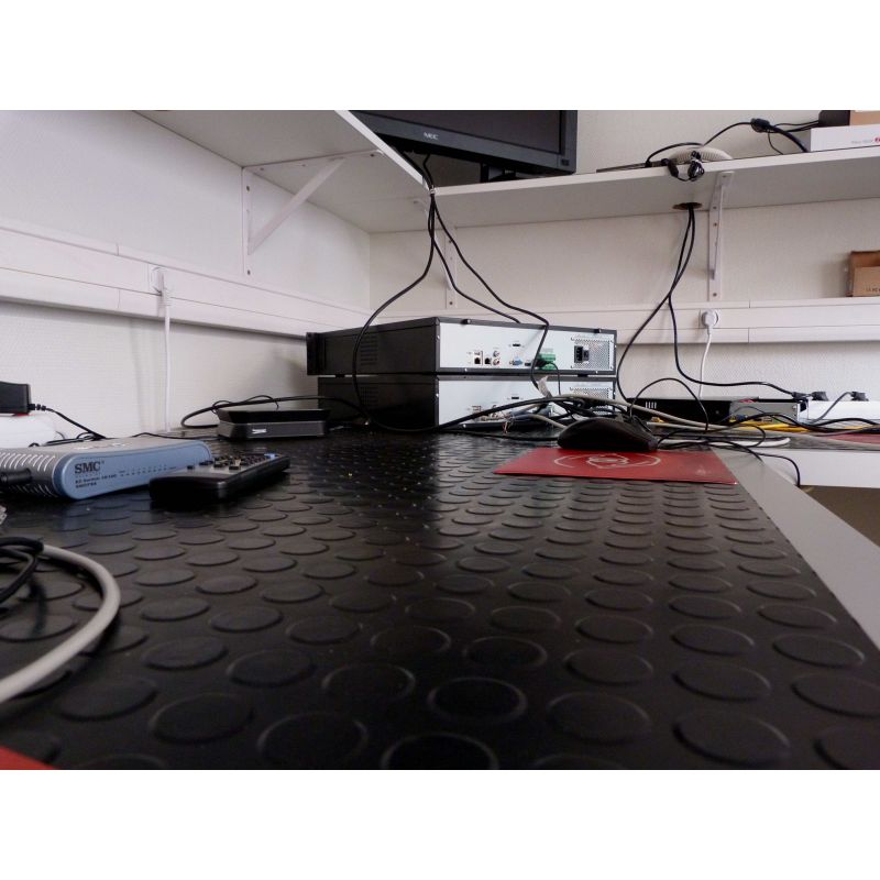 Tapis caoutchouc pastilles normes PMR ERP noir à la découpe sur mesure