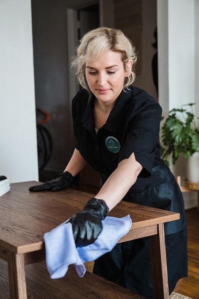 nettoyage de copropriété avec un chiffon microfibre