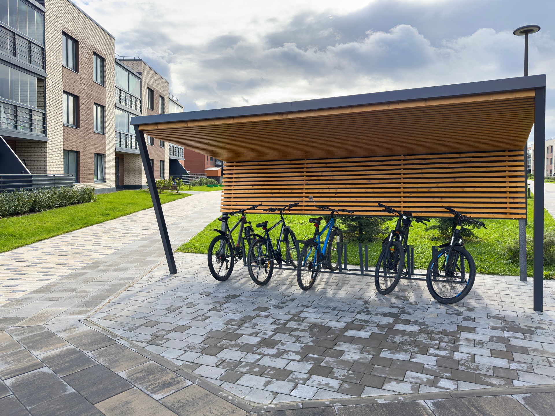 abri vélo design bois et métal mobilier urbain contemporain
