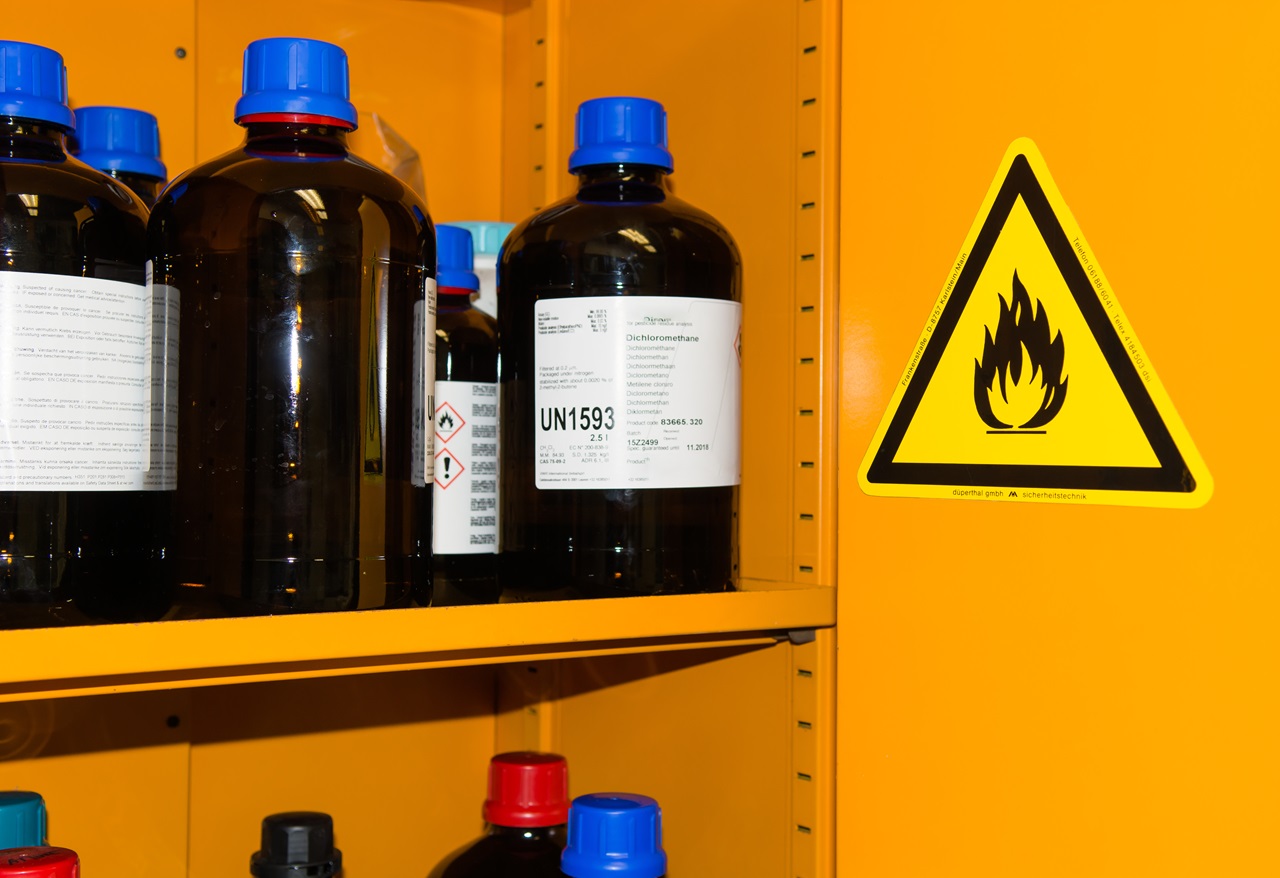 Armoire de sécurité pour produits chimiques dangereux jaune Delcourt
