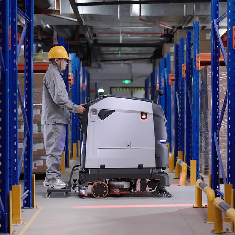 Robot PUDU BG1 en action dans un entrepôt logistique