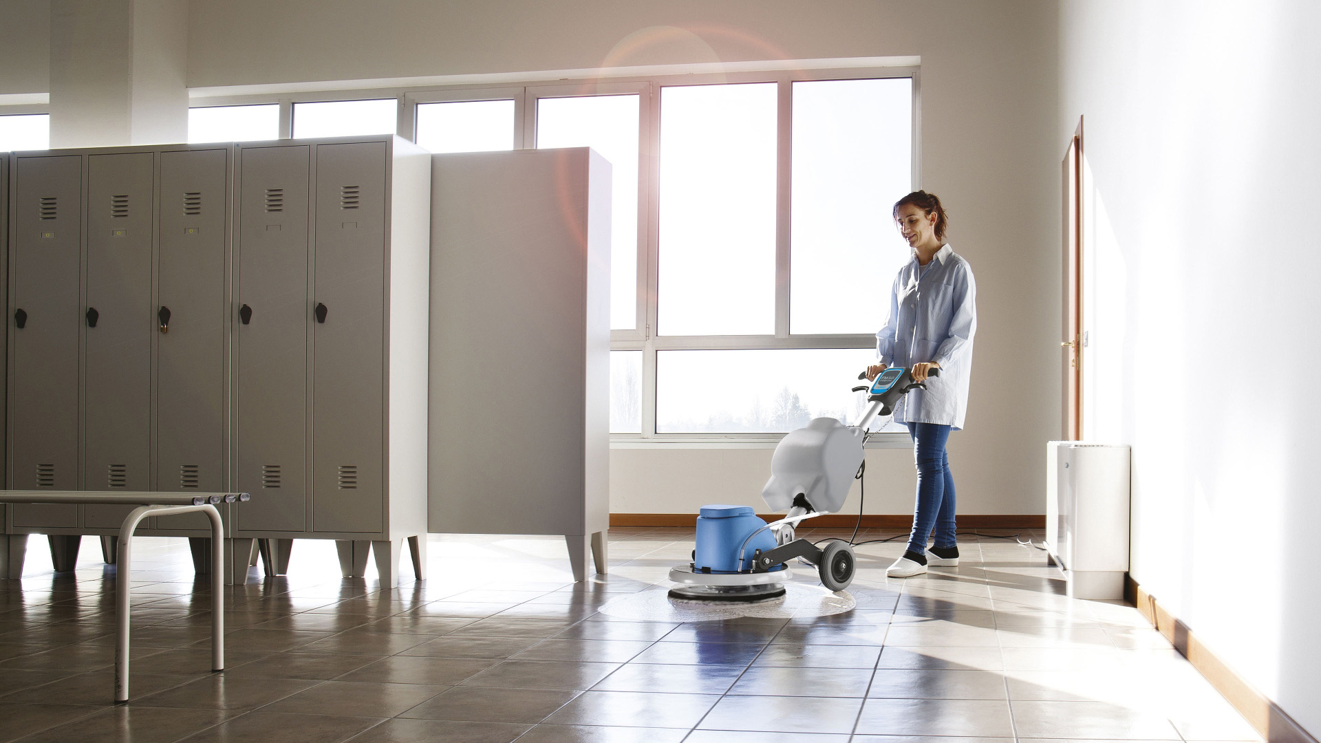 Monobrosse professionnelle en action pour l’entretien des sols durs et textiles