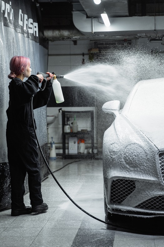 Nettoyer une voiture avec un nettoyeur haute pression