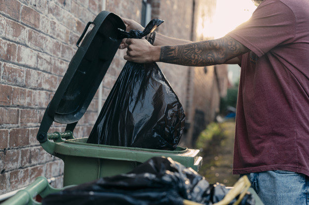 Comment éviter les asticots dans les poubelles ?