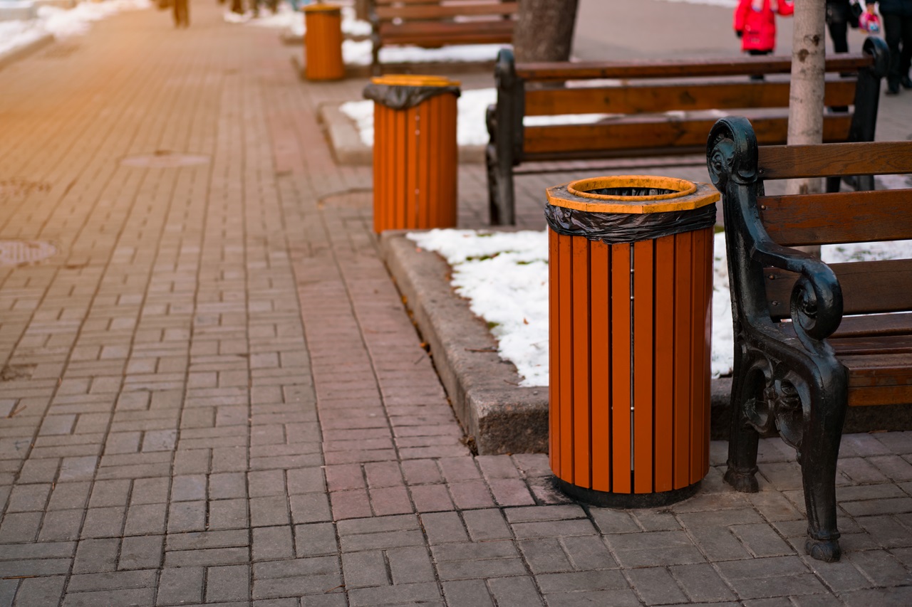 poubelle publique ronde en bois