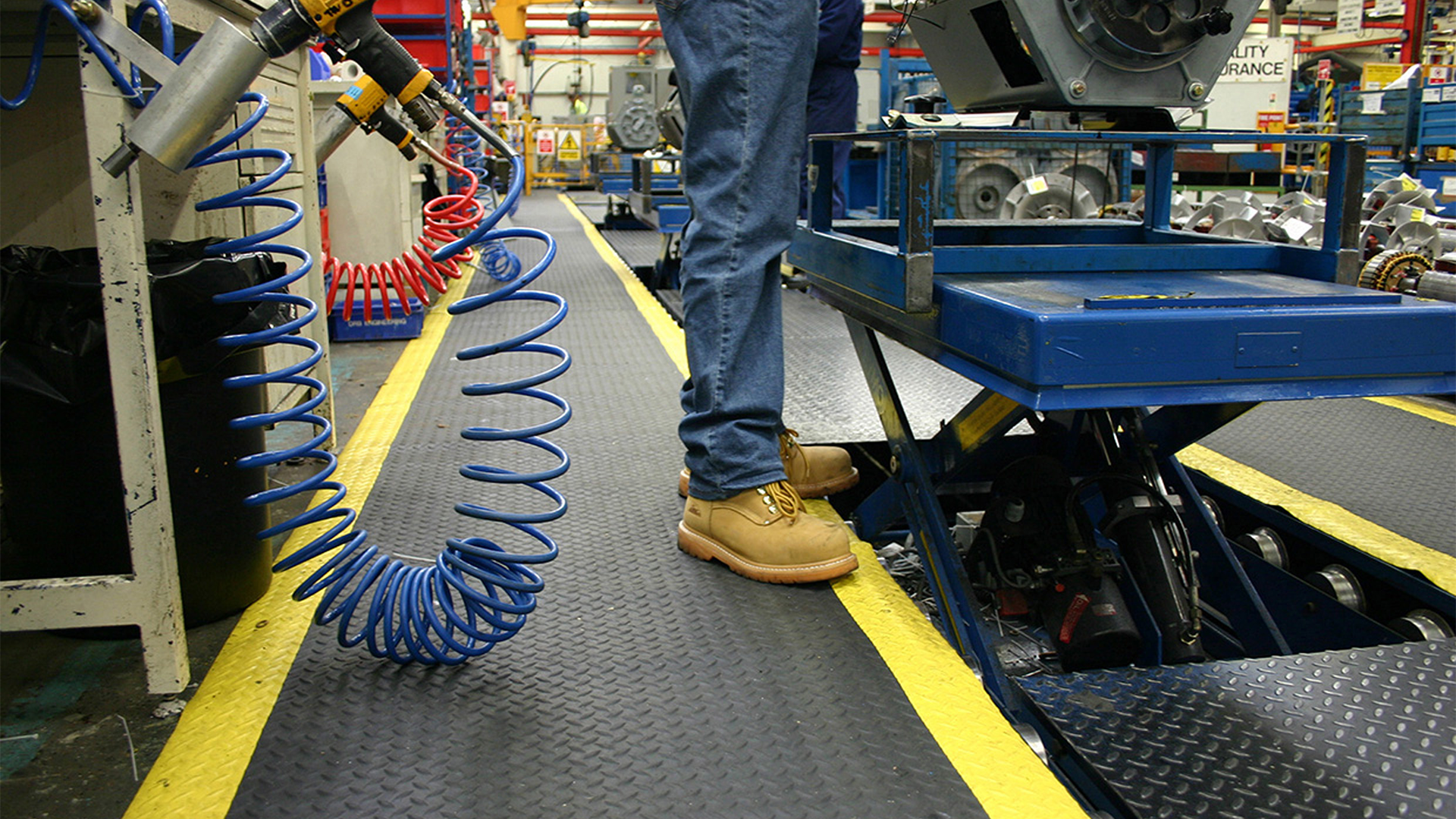 tapis antifatigue chaine d'assemblage industrielle