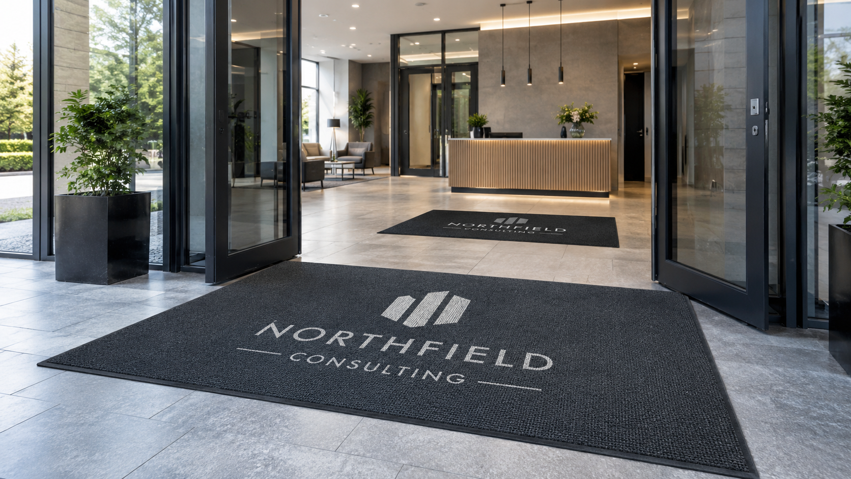 Tapis d'entrée sur-mesure à structure aluminium dans un hall d'accueil professionnel