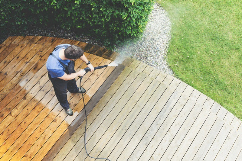 Démousser les dalles et nettoyer sa terrasse : comment bien