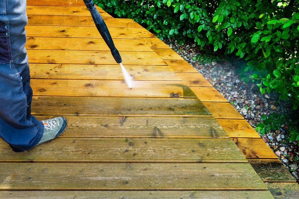 Comment nettoyer une terrasse en bois ? Nos astuces