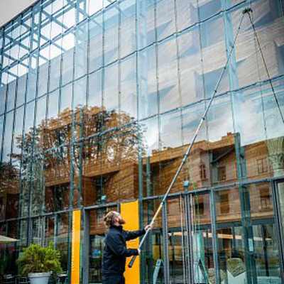 Comment nettoyer des vitres en hauteur ou des panneaux solaires inaccessibles ?