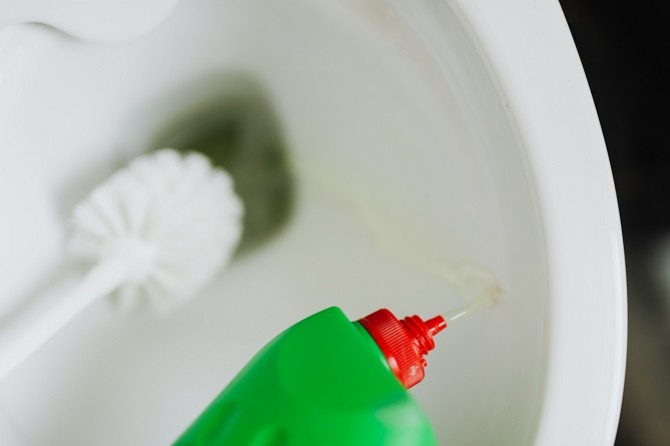 Quel produits mettre dans le récipient de la brosse WC ?