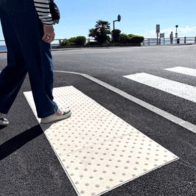 Bandes podotactiles : quelles obligations pour les professionnels ?